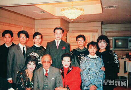 黄夏蕙当年全家照。么女胡云妮（右二）、长女胡莲娜（右三）、长子胡礼贤（左二）、么子胡礼智（左一）、黄夏蕙（前排左一）及胡百全（前排中）。
